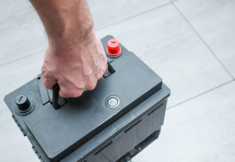 Ile wytrzymuje akumulator w samochodzie?