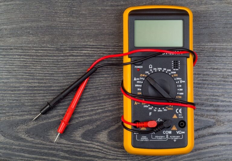 Jak sprawdzić akumulator miernikiem – obsługa multimetra