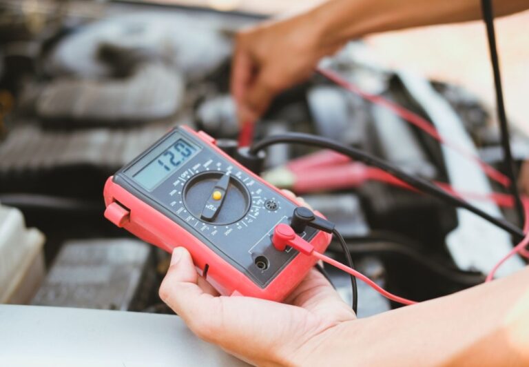 Jakie napięcie powinien mieć akumulator – sprawdź, czy twój działa prawidłowo