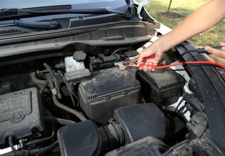 Rozładowany akumulator – objawy, które warto znać