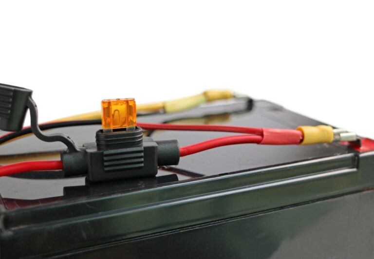 Podłączanie akumulatora – najpierw plus czy minus?