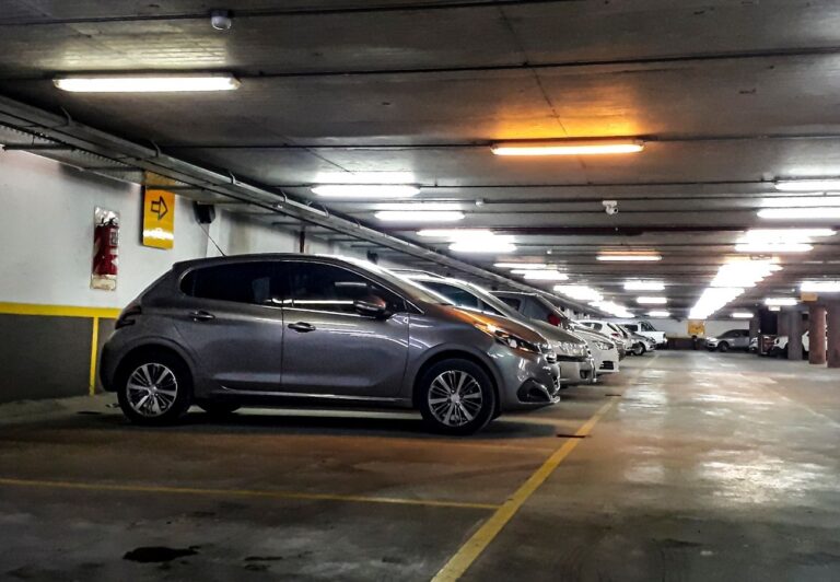 Czy akumulator ładuje się podczas postoju?