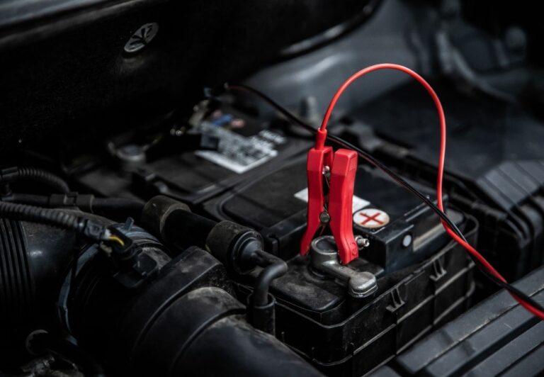 Czy można ładować akumulator podpięty do auta?