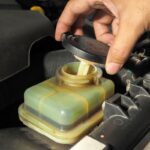 Czy można mieszać różne płyny do wspomagania i jak uniknąć uszkodzeń układu