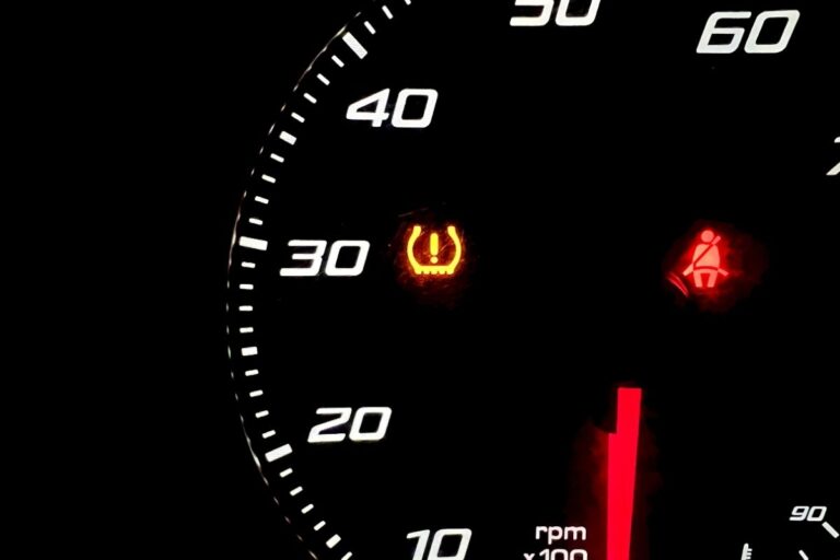 Jak poprawnie czytać kody błędów i zrozumieć komunikaty z komputera auta