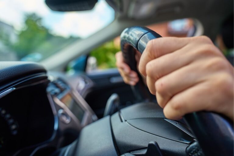 Nagły brak wspomagania kierownicy – możliwe przyczyny i pierwsze kroki diagnostyczne