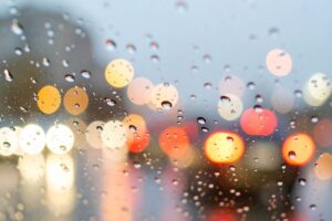 Oznaczenia na szybach samochodowych - jak je czytać i co mówią o bezpieczeństwie