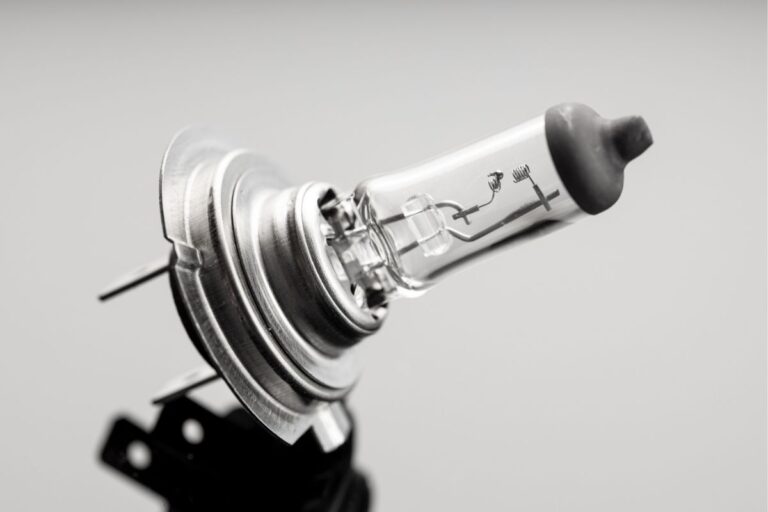 Oznaczenia żarówek samochodowych – jak je rozszyfrować i dobrać właściwy model