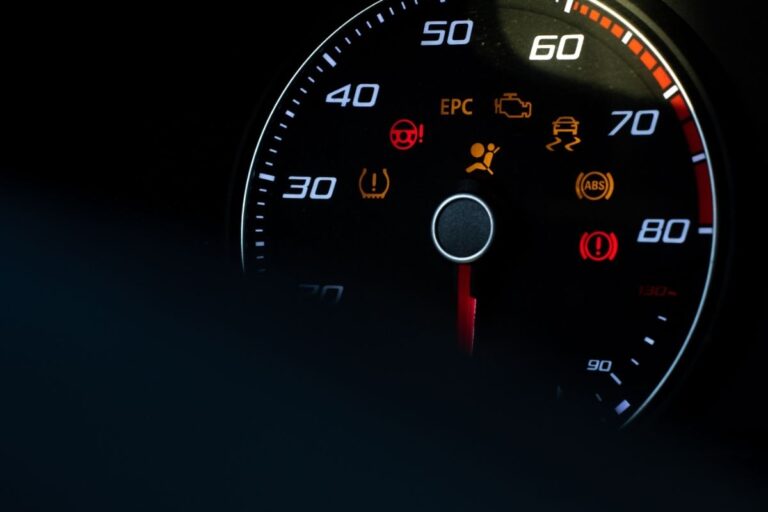 Kod błędu P0300 – co oznacza i jak diagnozować wypadanie zapłonów