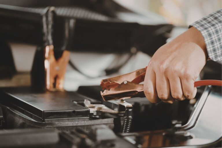 Dlaczego po naładowaniu akumulatora napięcie szybko spada i jak temu przeciwdziałać