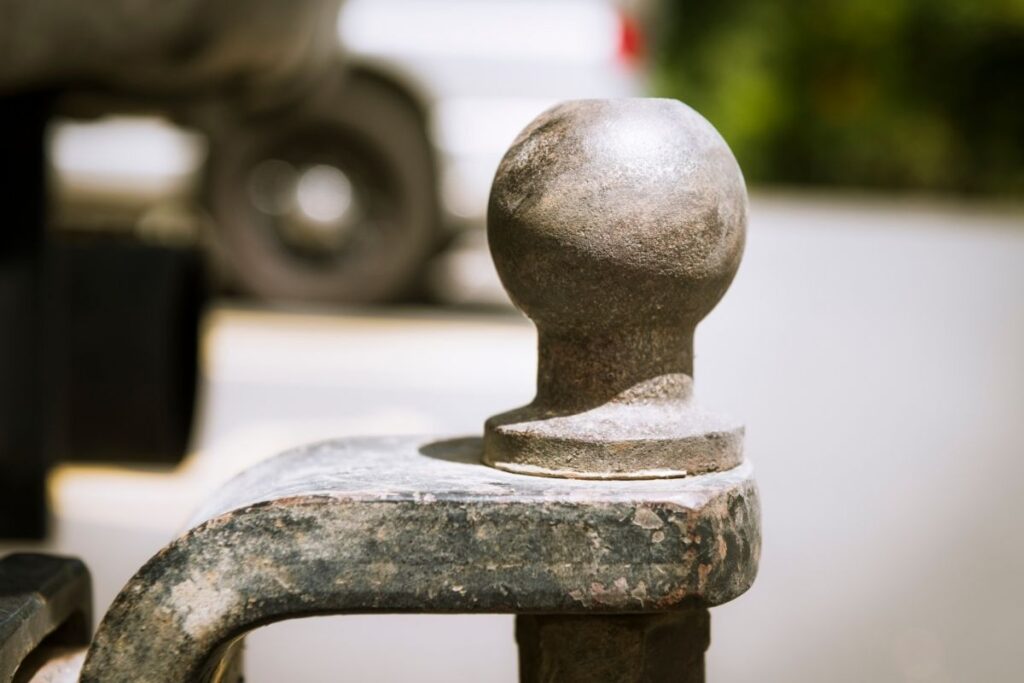 Rodzaje haków holowniczych – porównanie konstrukcji i ich zastosowań