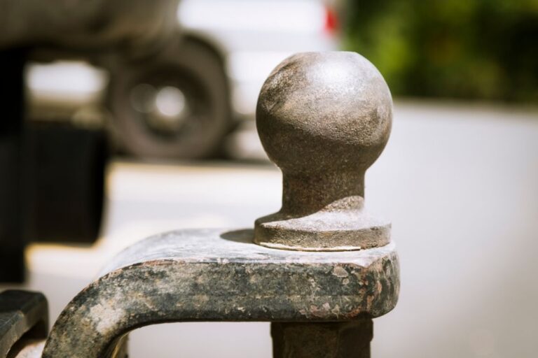 Rodzaje haków holowniczych – porównanie konstrukcji i ich zastosowań