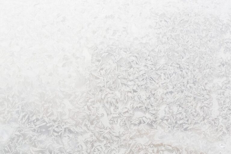 Skąd bierze się szron na szybie i jak skutecznie go usuwać