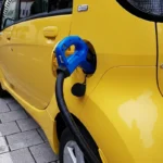 Ile kosztuje ładowanie samochodu elektrycznego – w domu, na stacji i w trasie