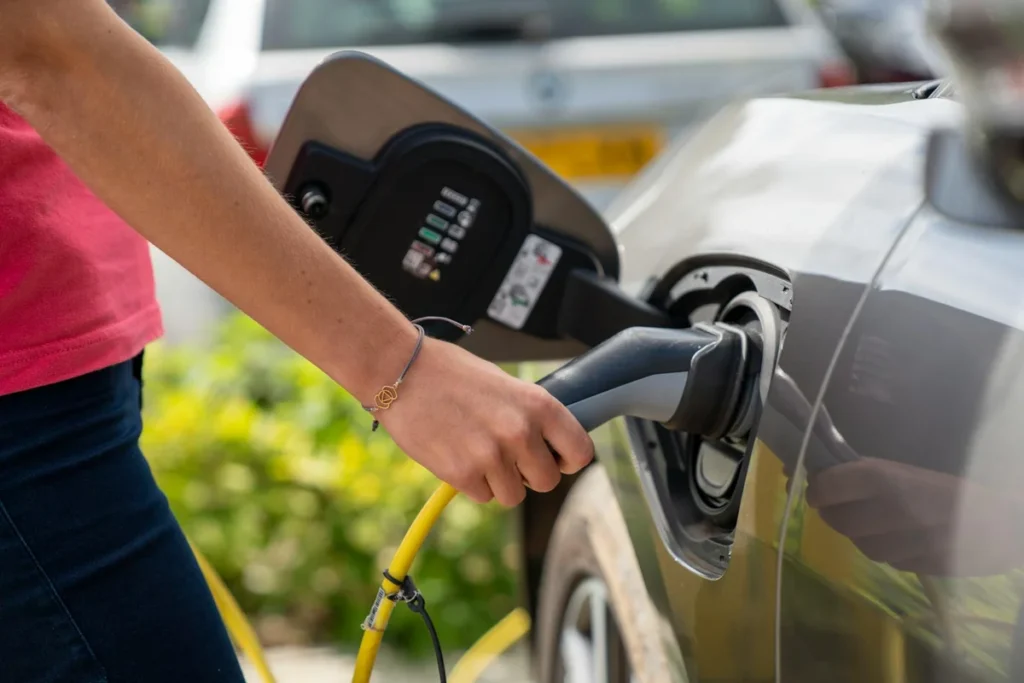 Ładowanie samochodu elektrycznego – wszystko, co warto wiedzieć zanim przesiądziesz się na elektryk